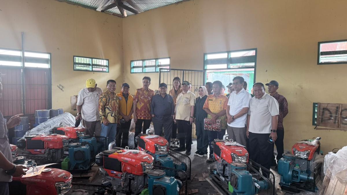 Muhidin M. Said Salurkan 20 Unit Pompa Air untuk Petani di Parigi Moutong