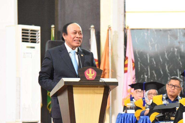 Wakil Ketua Banggar DPR RI Muhidin M. Said Sampaikan Orasi Ilmiah pada Wisuda ke-129 Universitas Tadulako
